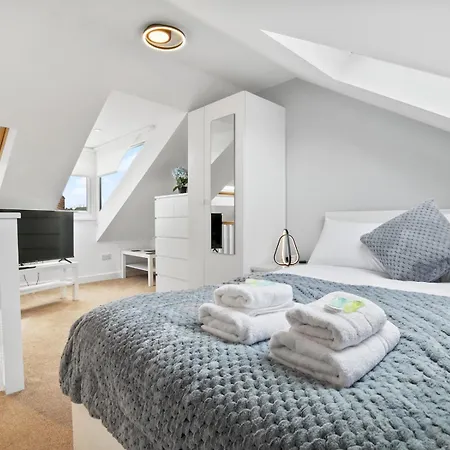 Refurbished 2 Bed Close To - Pass The Keys