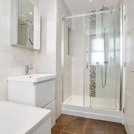 Refurbished 2 Bed Close To - Pass The Keys 요크