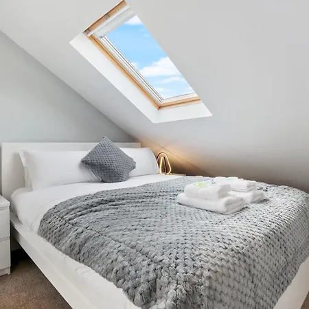 Refurbished 2 Bed Close To Pass The Keys