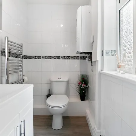 Дом отдыха Refurbished 2 Bed Close To - Pass The Keys Йорк