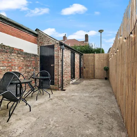Refurbished 2 Bed Close To Pass The Keys *