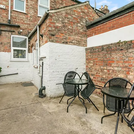 Refurbished 2 Bed Close To Pass The Keys Holiday home