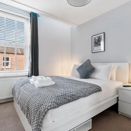 Refurbished 2 Bed Close To - Pass The Keys