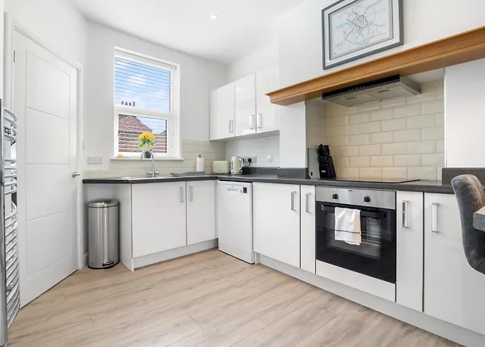 Refurbished 2 Bed Close To - Pass The Keys * Йорк