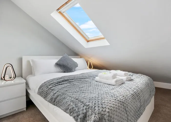 Refurbished 2 Bed Close To - Pass The Keys