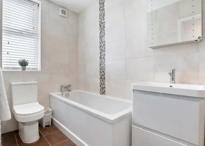 Refurbished 2 Bed Close To - Pass The Keys