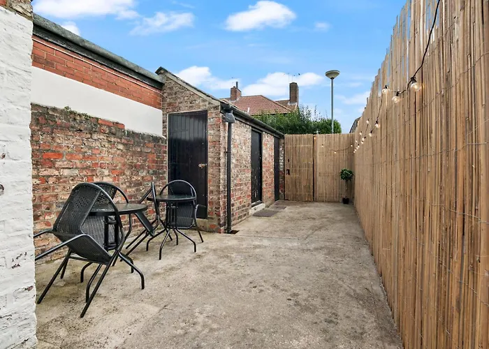 Refurbished 2 Bed Close To - Pass The Keys *