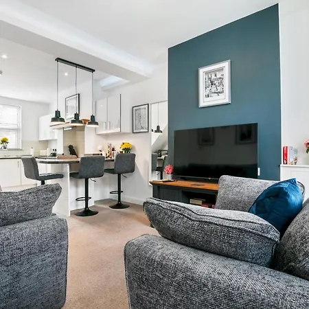 Refurbished 2 Bed Close To Pass The Keys *
