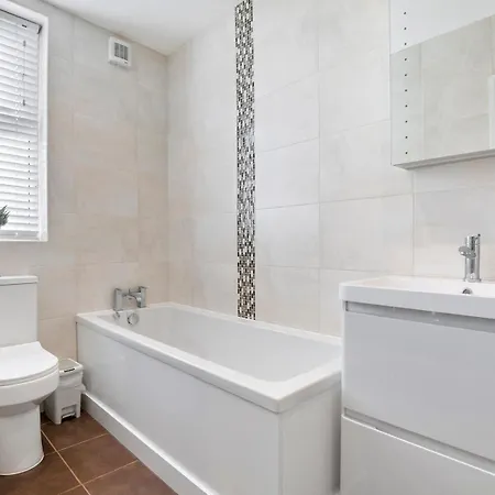 Refurbished 2 Bed Close To Pass The Keys